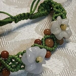 VINTAGE JADEITE INTRICATE GREEN & WHITE FLORAL BRACELET DRAW STRING